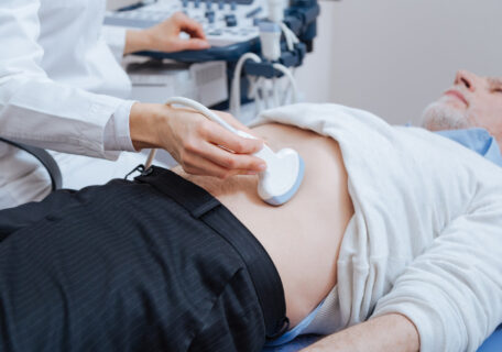 Врач делает УЗИ