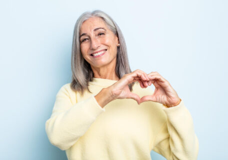 Пожилой пациент улыбается