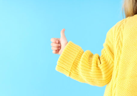 Девочка держит большой палец вверх