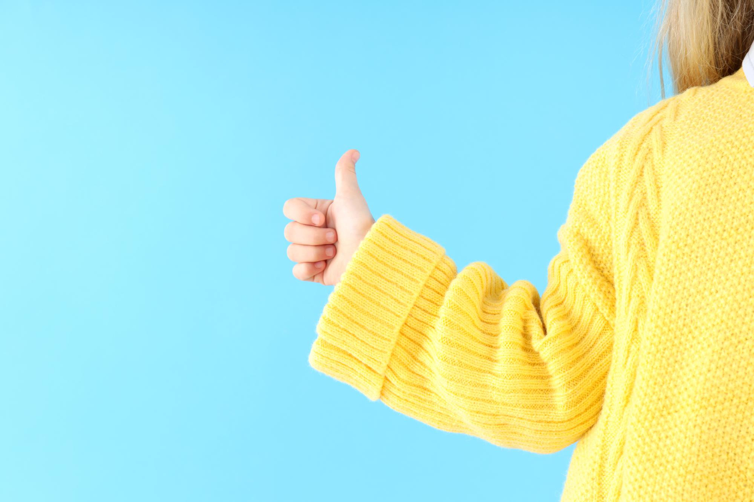 Девочка держит большой палец вверх